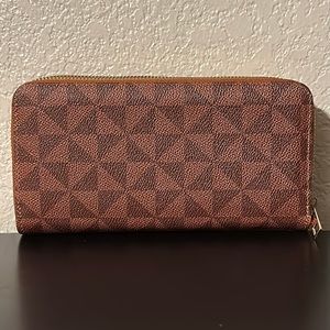 Double zipper wallet with wristlet, brown